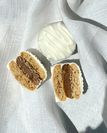 Walnut mini alfajor